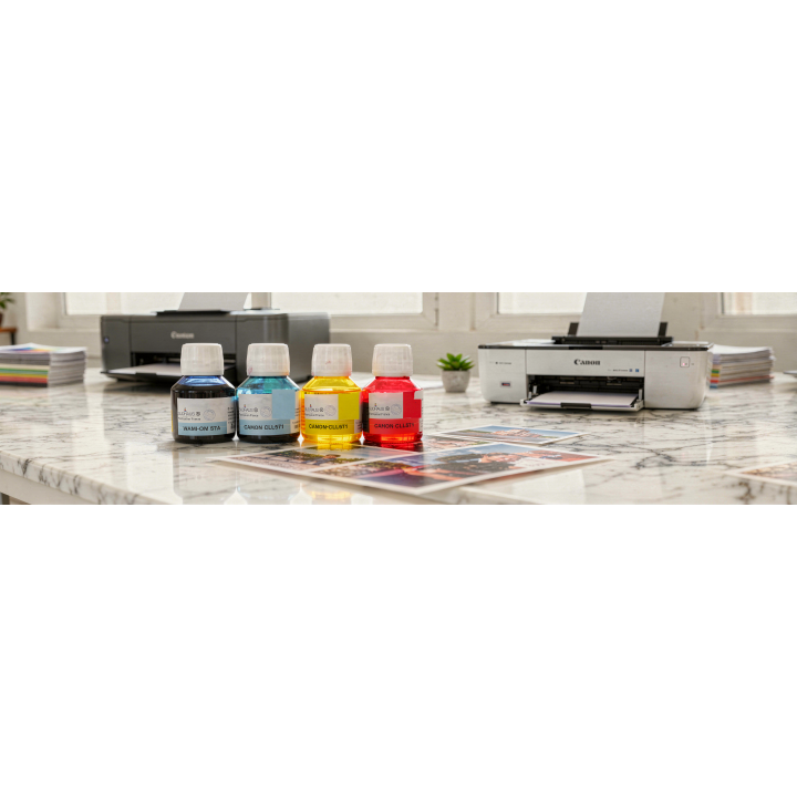 Encre de rechange Sudhaus® 5x100 ml pour Canon G3500: quatre bouteilles colorées (noir, cyan, jaune, magenta) alignées sur un bu